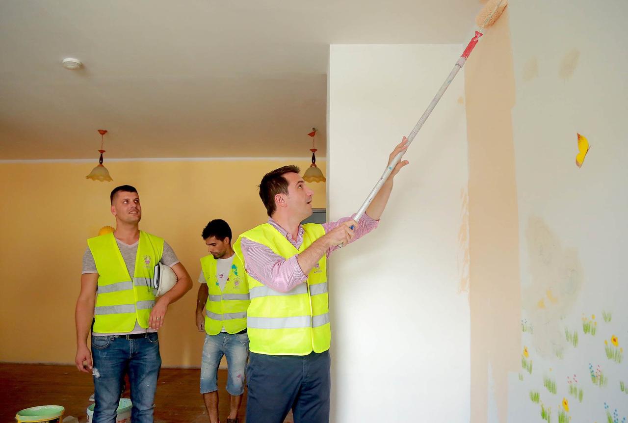 VIDEO/Edi Rama poshtëron Erion Velinë në sy të qytetarëve në një pallat