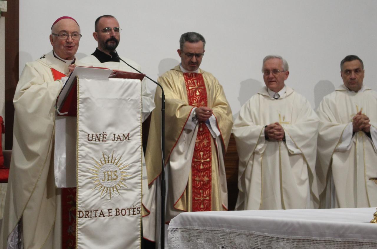 FOTO/Mbahet mesha e Krishtlindjeve, mesazhi i fortë i Imzot Frendos, merr pjesë dhe familja presidenciale