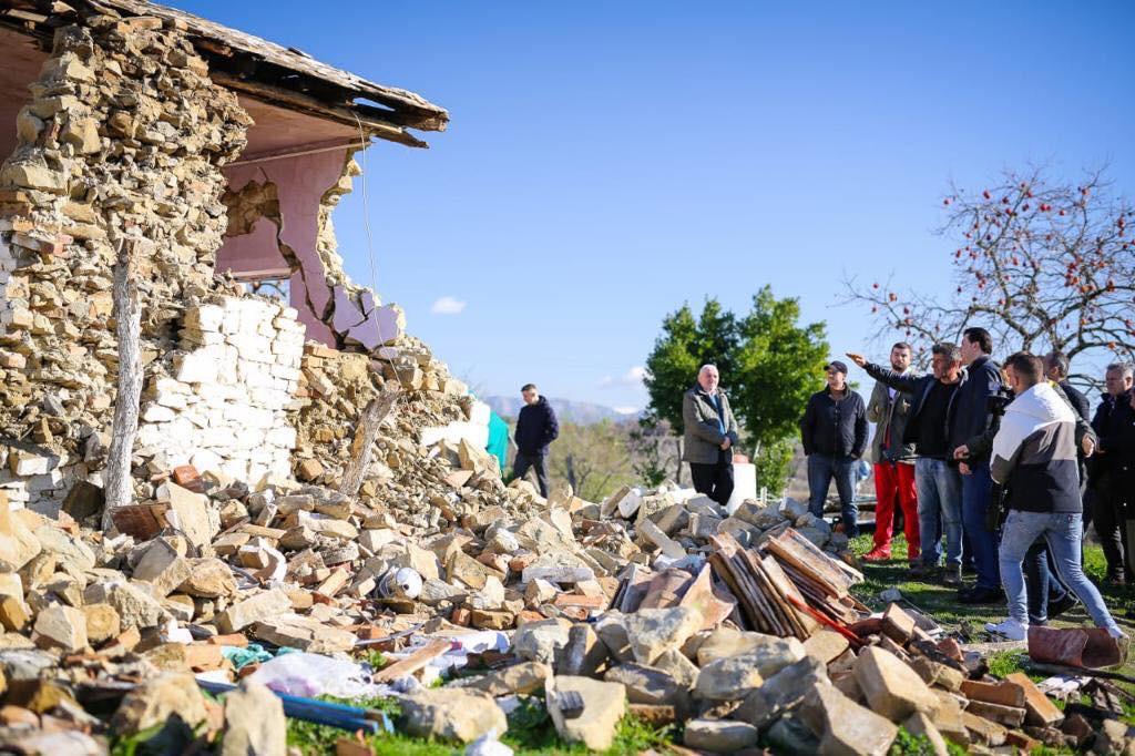 FOTO/”Po përkeqësohet”, Basha tregon situatën e rënduar në disa zona: Qeveria ka dështuar, t’iu jepte paratë në dorë