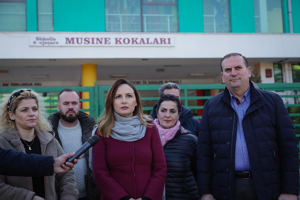 VIDEO/“Asnjë qindarkë e investuar nga 22 milionë euro nga taksa e arsimit”, PD denoncon abuzimet me dy shkollat në kryeqytet