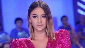 FOTO/Fansi i çmendur i shpreh dashurinë, moderatorja shokohet: Jo me këtë mënyrë, ka plot të tjera