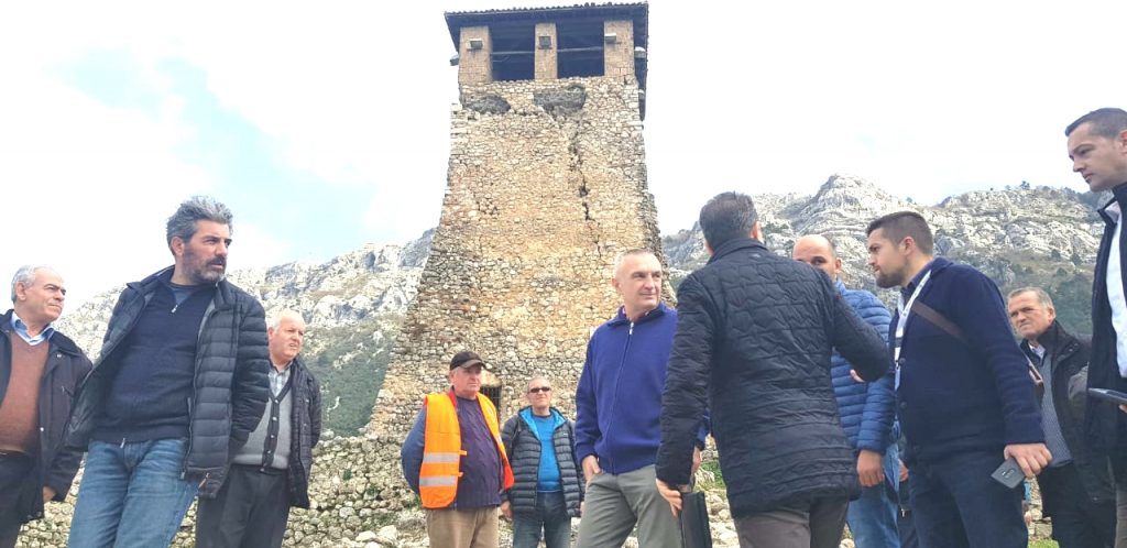 FOTO/Meta rrezikon duke kaluar perimetrin e sigurisë tek Kalaja në Krujë: Ka dëmtime serioze, të merren masa