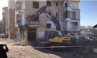 FOTO/IKMT nis shembjen e 7 pallateve të shpallur të pabanueshëm në Laç, banorët prezentë