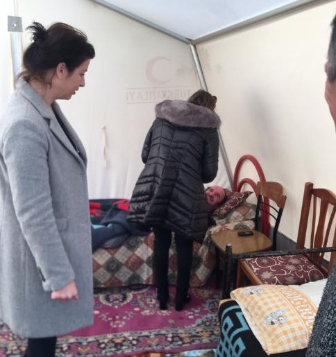 Ish-deputetja sjell rastin e familjes nga Lezha: Kryefamiljari i paralizuar në çadër, asnjë trajtim mjekësor dhe ilaçe