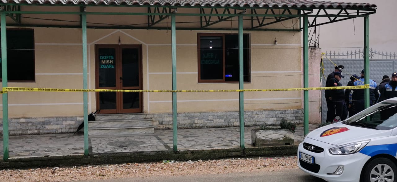 FOTO/Pamjet nga vendi i krimit në Lushnjë, një vajzë pranë policisë duke iu kërkuar llogari