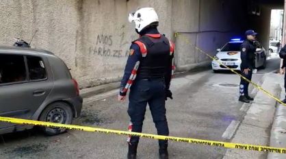 FOTO/Digjet makina e parkuar mes pallateve në Vlorë, dyshimet e para