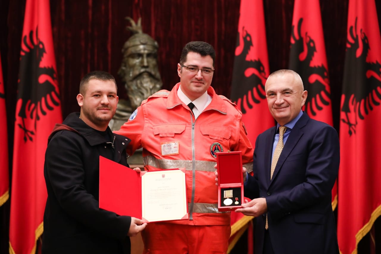 FOTO/Mrekullia me Klajdi Qaton, Meta vlerëson me titullin e lartë mjekun që e nxorri gjallë nga rrënojat e tërmetit