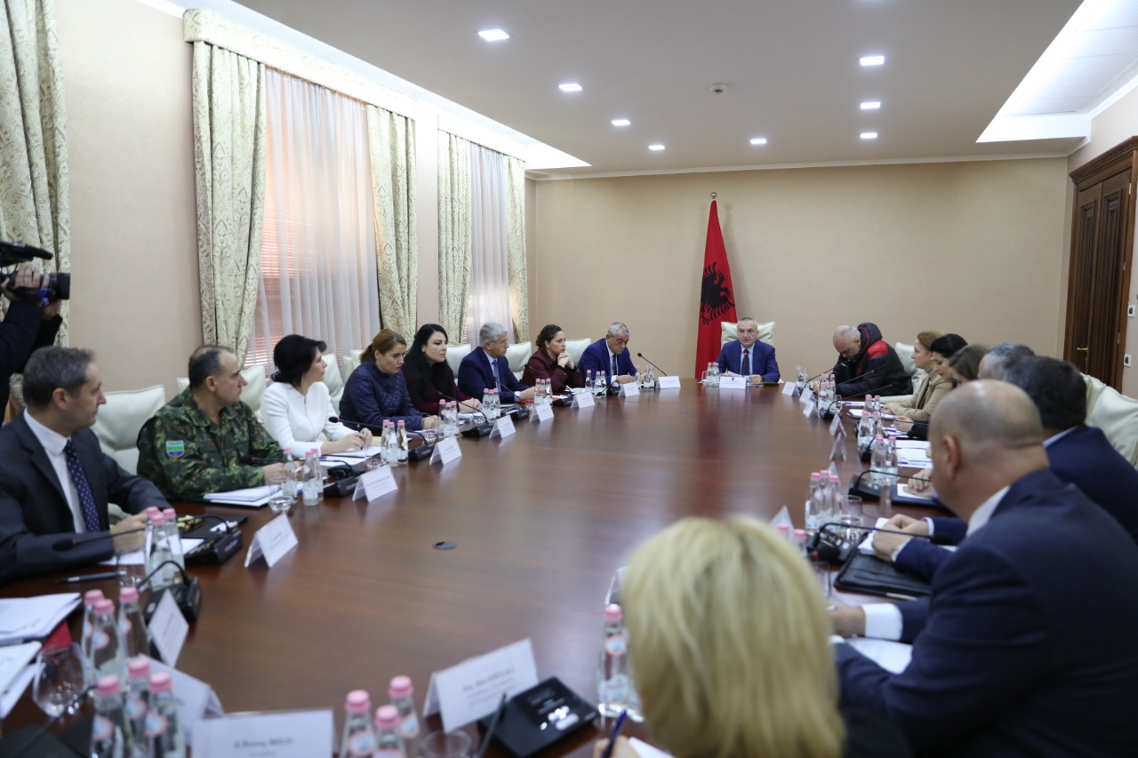 Mblidhet Këshilli i Sigurisë Kombëtare, i pranishëm gjithë kabineti qeveritar, Rama në krah të Metës