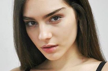 FOTO/Shumë nuk do të guxonin, modelja shqiptare na prezanton maskën e fytyrës me gjakun e menstruacioneve