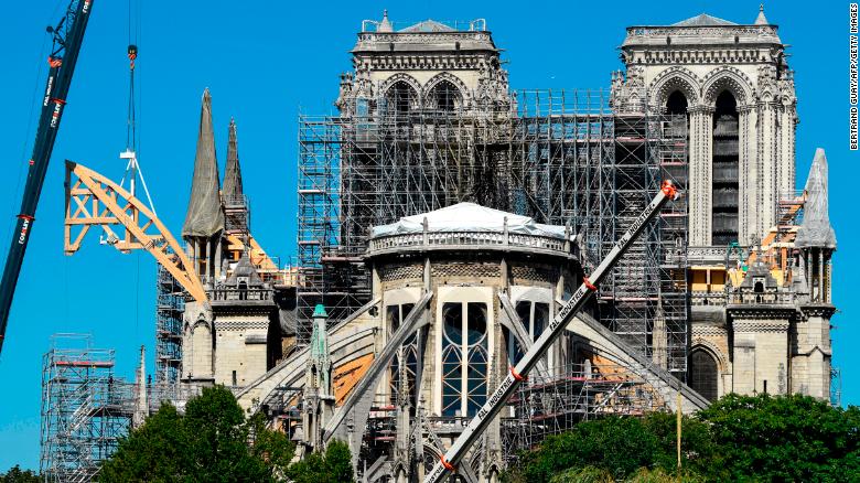 Nuk mbahet mesha e Krishtlindjeve në katedralen e ”Notre Dame”, hera e parë në 200 vjet