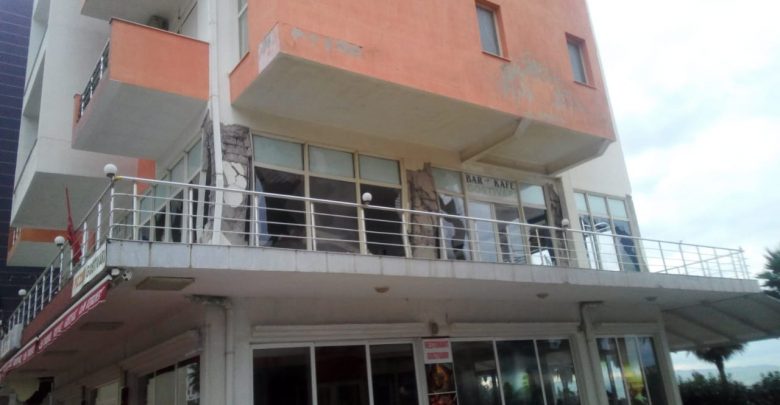 Dolën të pabanueshme, fillon shembja e dy pallateve 5-katëshe në Shkozet