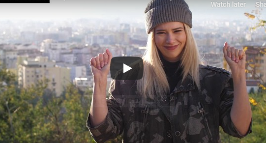 La ekranin e Top Channel për muzikën, moderatorja përlotet gjatë transmetimit