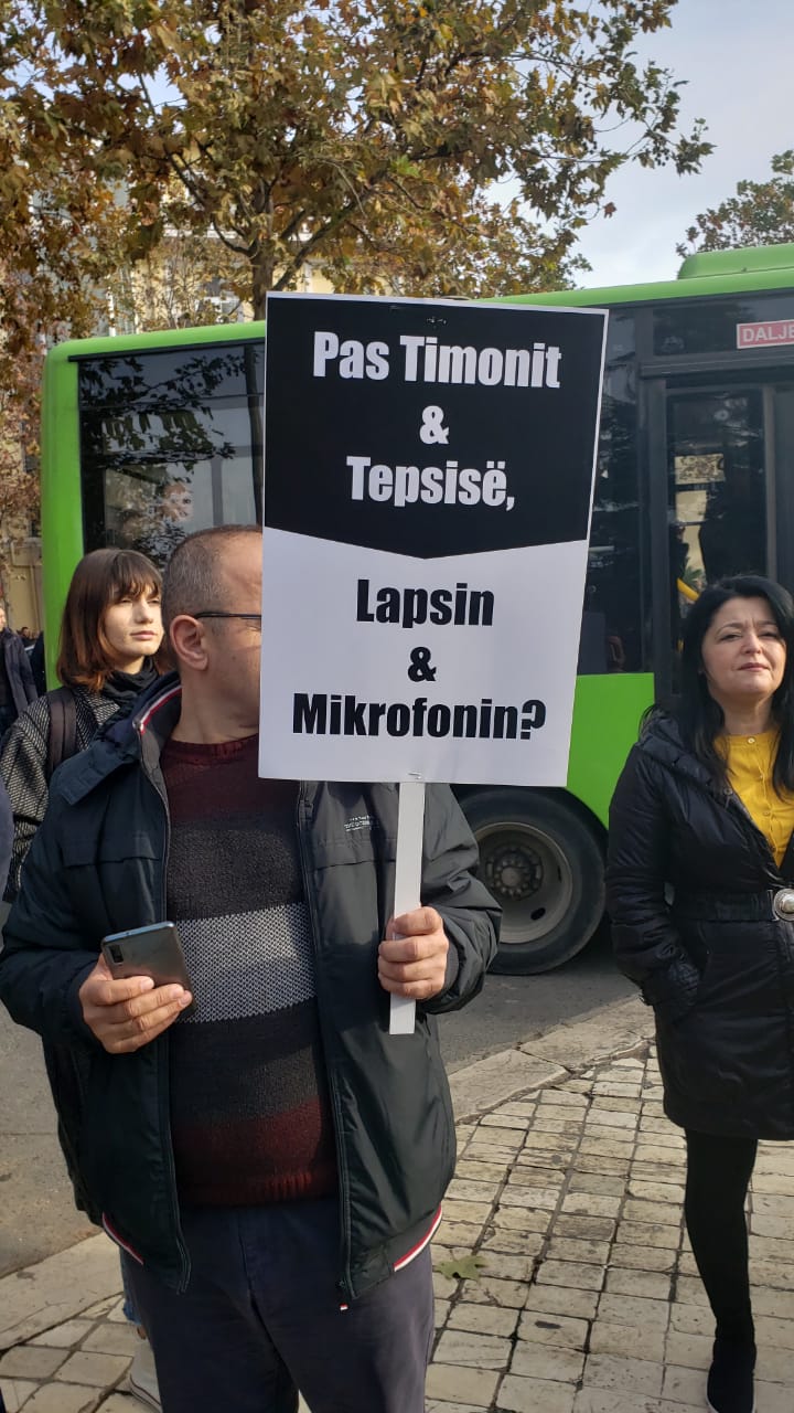 FOTO/Me pankarta në duar dhe mesazhe ndaj qeverisë, gazetarët protestojnë para Parlamentit