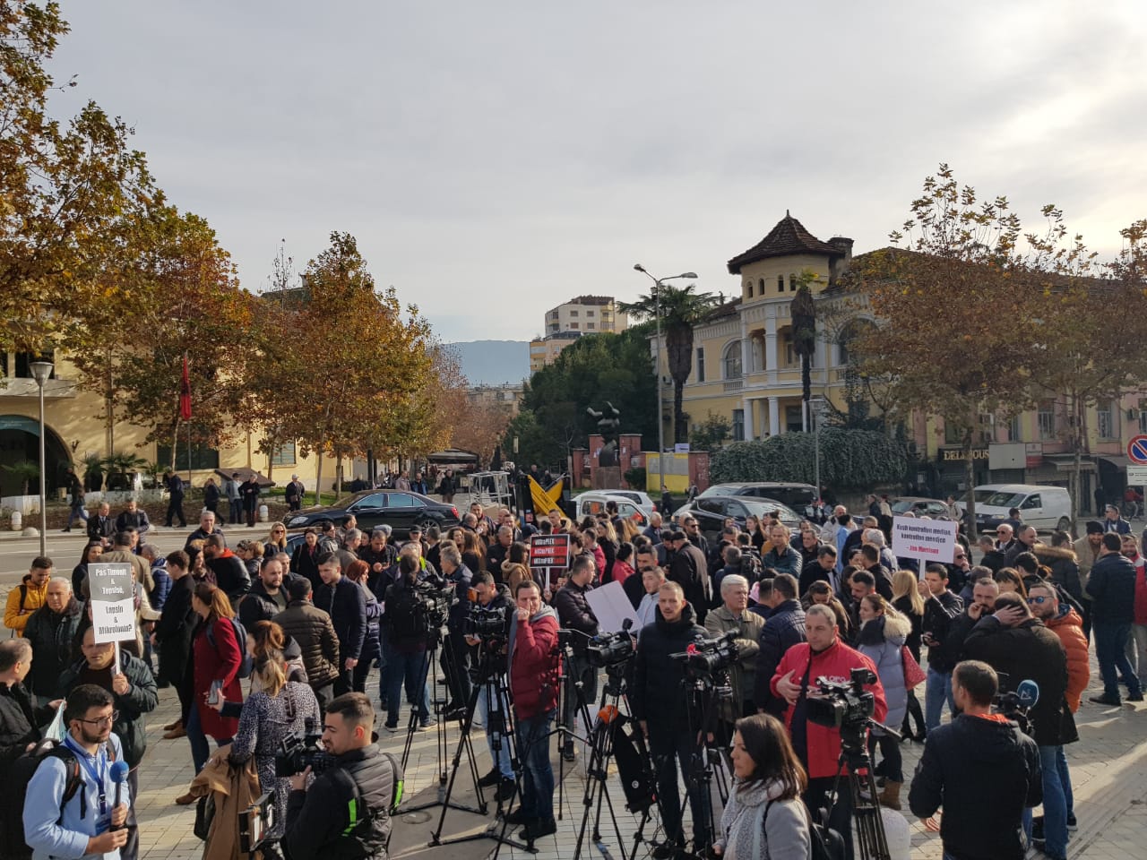 FOTO/Me pankarta në duar dhe mesazhe ndaj qeverisë, gazetarët protestojnë para Parlamentit