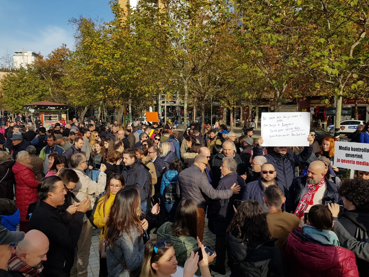 FOTO/Me pankarta në duar dhe mesazhe ndaj qeverisë, gazetarët protestojnë para Parlamentit