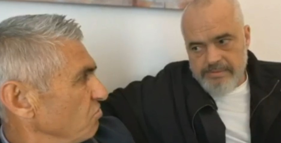 VIDEO/”Ulërinte shumë mbesa”, rrëfimi prekës i babait që humbi familjen nga tërmeti, Rama i bën premtimin e madh