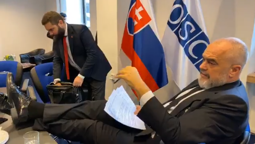 VIDEO/Rama me këmbët mbi tavolinë, Shqipëria merr kryesimin e OSBE, Pollo ka një pyetje për legjislacionin për mediat