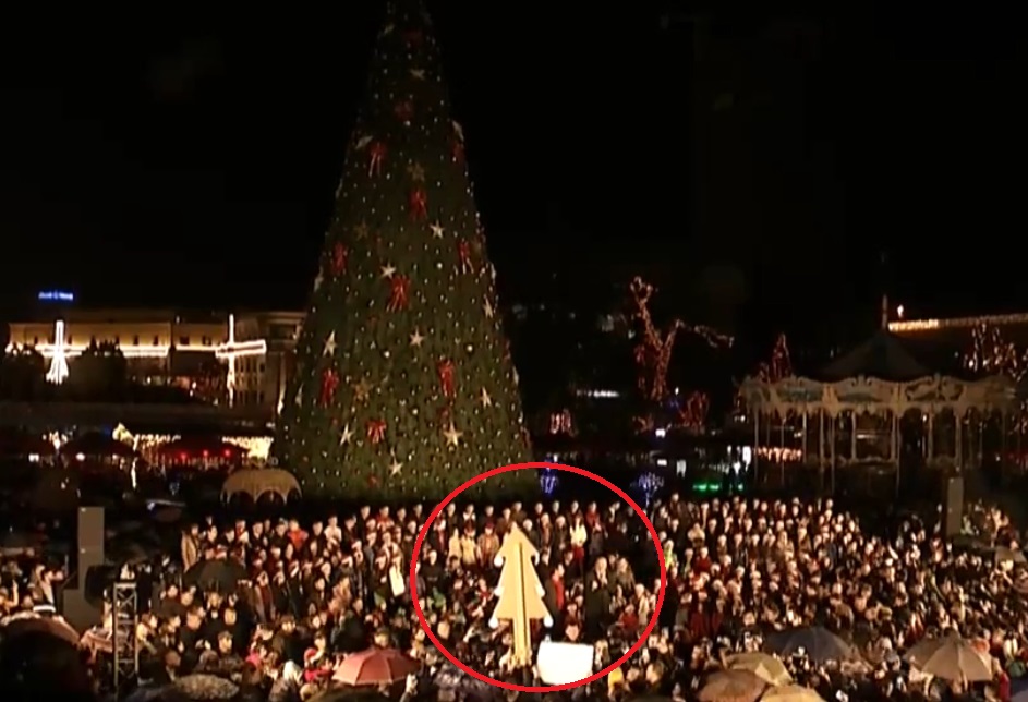 Të rinjtë prishin festën e Velisë dhe Ramës te pema e Vitit të Ri, Rama ndërsen gardën