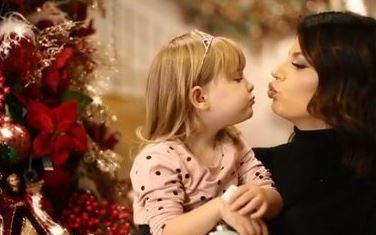 VIDEO/Pas ndarjes ndjekësit provokojnë Rudina Dembacajn në postimin e fundit: Babai i vajzës ku ndodhet?