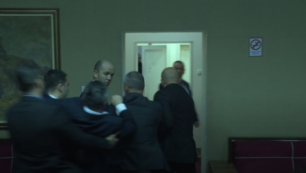 VIDEO/Mbyllet me sherr seanca e fundit në Kuvendin e Malit të Zi, Garda i nxjerr me forcë jashtë deputetët serbë