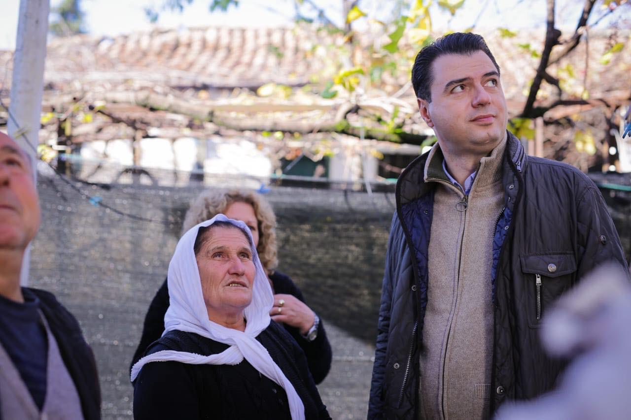 FOTO/”Nuk kanë ardhur akoma inxhinierë”, Basha pak metra larg Thumanës: Këtu banorët flenë nën streha plasmasi