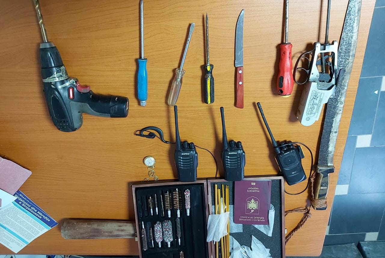 EMRAT/Vodhën banesën e kosovares në Shëngjin, kapen në flagrancë 4 hajdutët