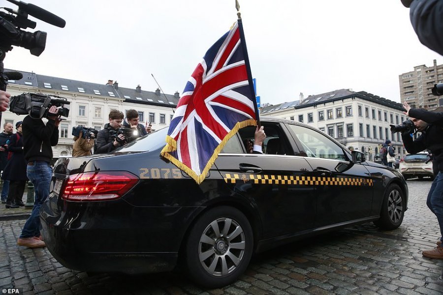 Moment historik, deputetet britanike lene Brukselin