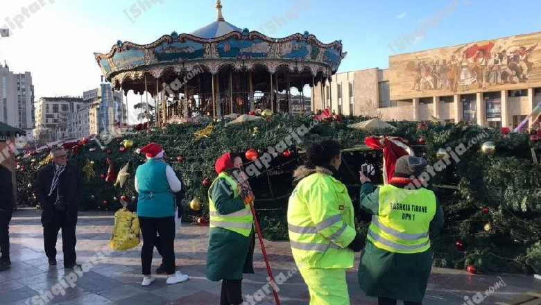 LAJMI I FUNDIT/ Rrëzohet pema e Vitit të Ri në Sheshin Skënderbej