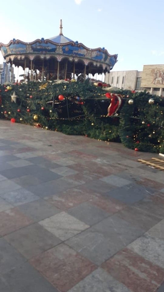 FOTO/ Veliaj bën kronologjinë e rrëzimit te Pemës se Vitit të Ri