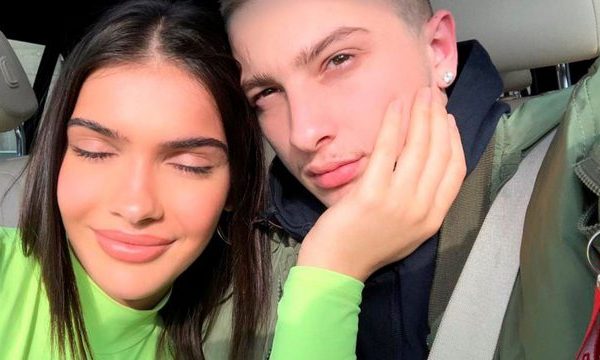 FOTO/E lidhur me reperin e njohur, modeles i dalin pamjet e puthjeve të nxehta me një tjetër