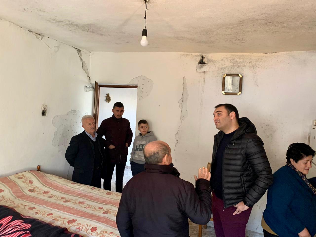 FOTO/Familja në zonën e Tiranës braktiset nga shteti, PD sjell pamjet: Po i ndajnë njerëzit në të majtë e të djathtë