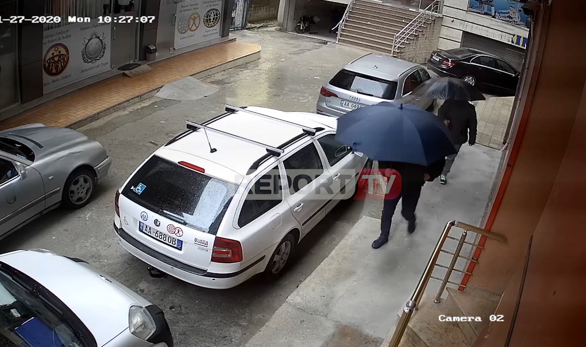 VIDEO/Kamera ‘fikson’ grabitësit në Fier, momenti kur ngjiten përmes shkallëve të pallatit me çadra shiu