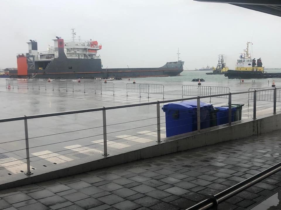 Mbyllen portet e Durrësit dhe Barit, tragetet nuk nisen sot