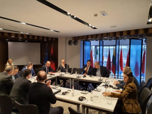 VIDEO/Dakordësohet kalendari i punës dhe metodologjia për reformën zgjedhore, zbardhen propozimet e opozitës në tryezë