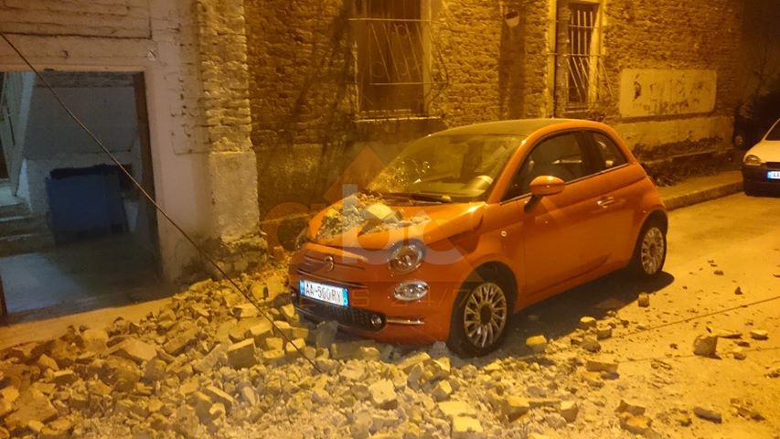 Era rrezon murin mbi veturë tek Komuna e Parisit