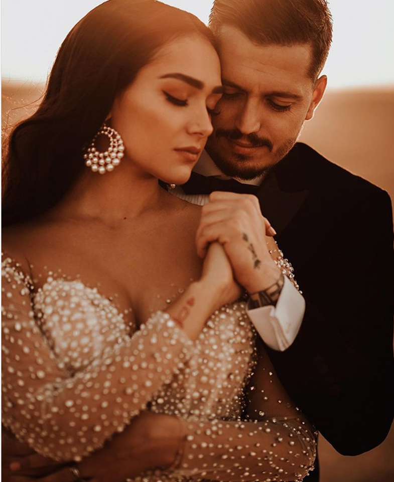 FOTO/Deri në shkretëtirë për t’u martuar, çifti i njohur shqiptar i japin fund beqarisë