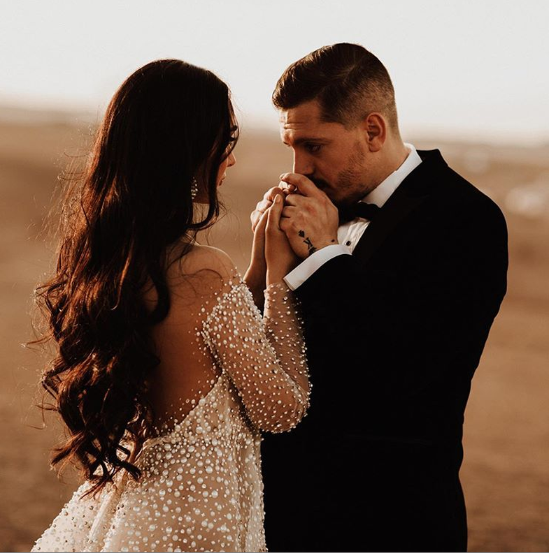 FOTO/Deri në shkretëtirë për t’u martuar, çifti i njohur shqiptar i japin fund beqarisë