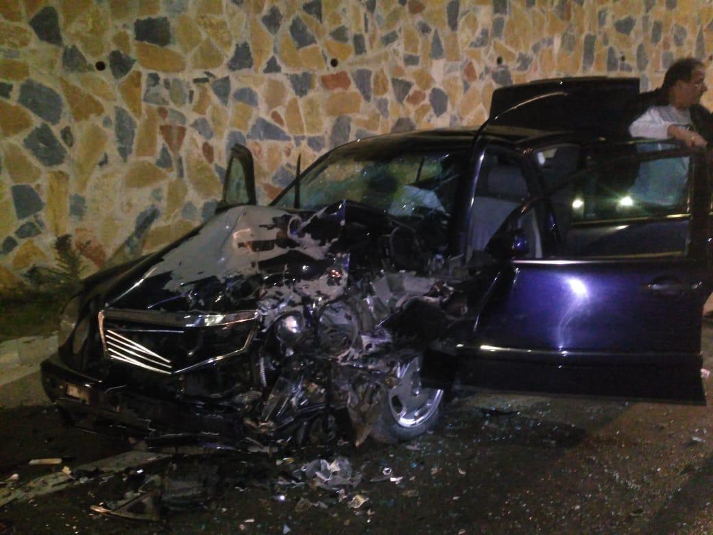 VIDEO/Makina e copëtuar pas aksidentit në Pogradec, një prej shoferëve rëndë, niset për trajtim tek ‘Trauma’