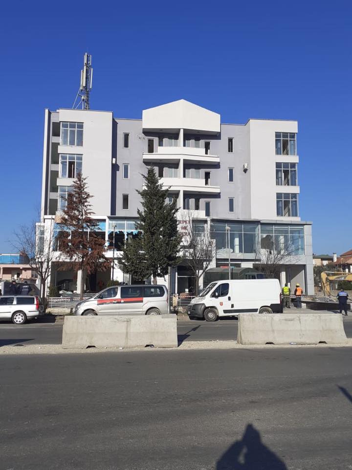 Me 10 kg lëndë plasëse, kur do të shembet sot ndërtesa 6 katëshe te Astiri