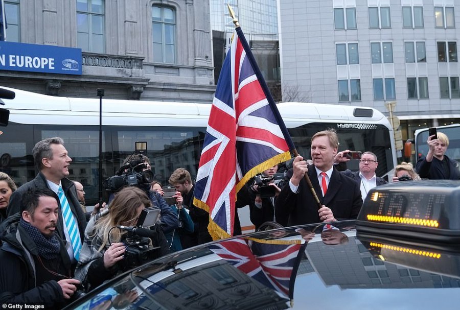 Moment historik, deputetet britanike lene Brukselin