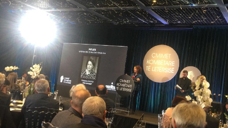 Ndahen cmimet letrare 2 vjet me vone, por fituesit vlejne