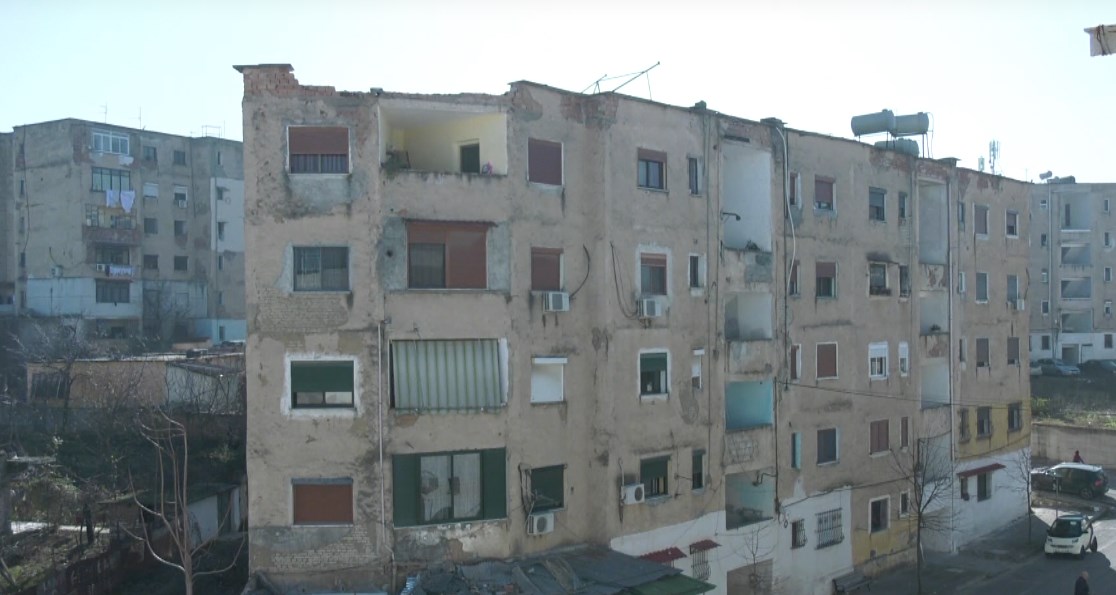 Bashkia nuk u jep bonus, banoret kthehen ne shtepite e demtuara nga termeti