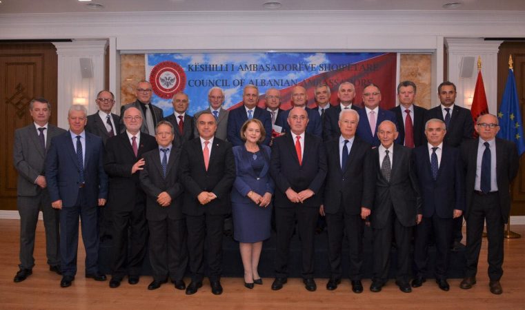 Këshilli i ambasadorëve shqiptarë i ‘tërheq veshin’ qeverisë: Të luajë rol në uljen e tensioneve të ndezura në Beograd