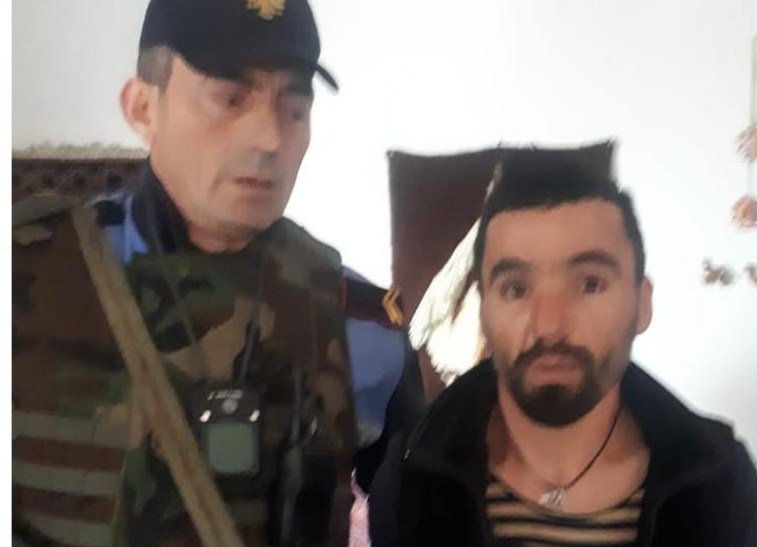 FOTO/Momenti i arrestimit të autorit të krimit në Paskuqan, si nisi sherri që çoi në vrasjen e gruas së vëllait