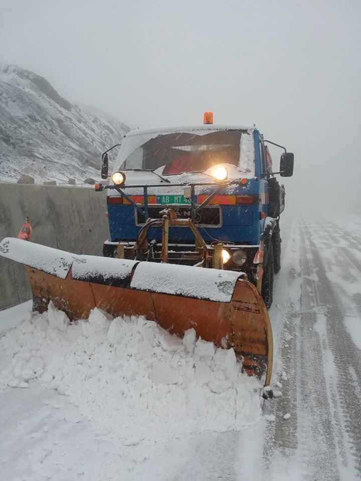 ARRSH sqaron situatën me akset rrugore: Në veri dëborë dhe erë në formë cikloni