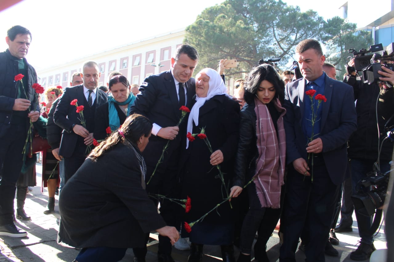 FOTO/Përkujtohet në heshtje dhe pa fjalime 21 Janari, Balla zë vendin e Ramës