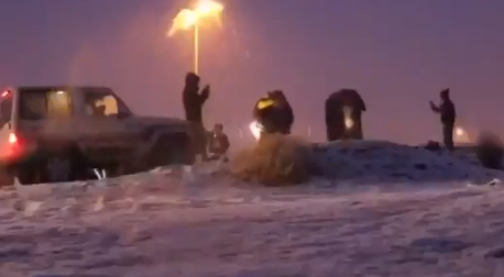 VIDEO/E pazakontë, bora mbulon shkretëtirën e Arabisë Saudite