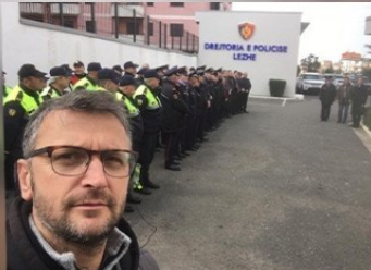 FOTO/Gazetari denoncon me pamje, i thyejnë xhamat e makinës gjatë natës