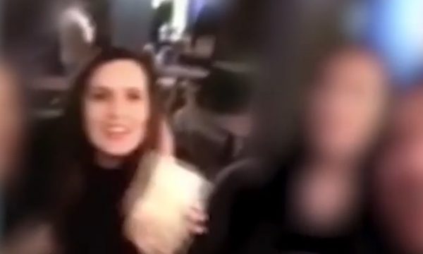 VIDEO/Gruaja e ministrit shqiptar duke festuar me një grusht parash në duar