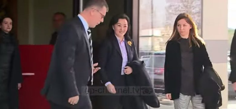 VIDEO/Momenti kur ambasadorja amerikane Yuri Kim mbërrin në Shqipëri